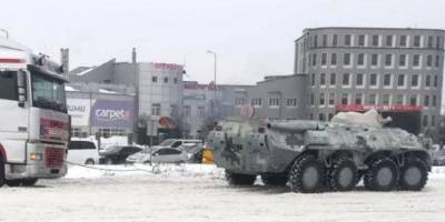 На улицы Киева для эвакуации застрявших в снегу грузовиков вывели БТР — видео