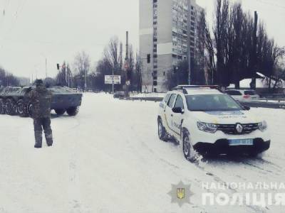 В Киеве полиция вытаскивает машины из снежных завалов БТРами