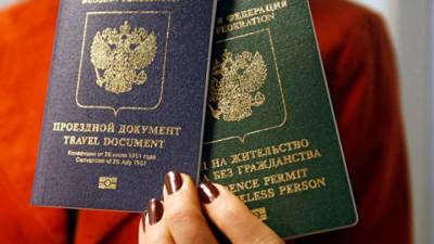 Лица без гражданства получат временные удостоверения