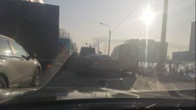В Петербурге ДТП с грузовиком заблокировало Кубинскую улицу