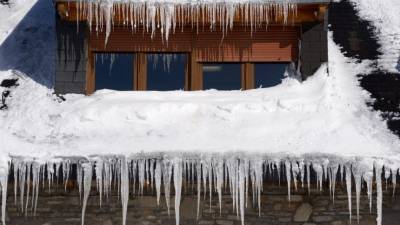 Упавшая с крыши лавина снега чуть не убила ребенка в Приморье