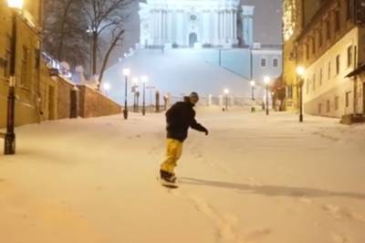На видео показали, как в Киеве сноубордисты покоряют Андреевский спуск