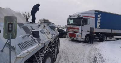Снегопад в Киеве: на дорогах задействовали тракторы и БТР (ФОТО, ВИДЕО)