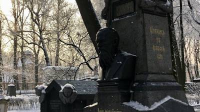Церемония возложения цветов к памятнику Достоевского проходит в Петербурге