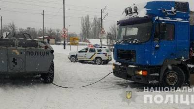 Снегопад в Киеве: для эвакуации автомобилей задействовали БТР