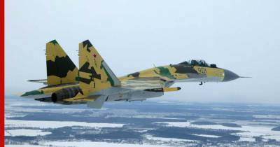 Су-35 отработал уклонение от ПВО, спрятавшись за бомбардировщиком