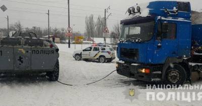 Снегопад в Киеве: для эвакуации застрявших грузовиков задействовали БТРы (фото, видео)