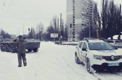 Полиция не справляется: по улицам Киева ездят БТРы. ВИДЕО
