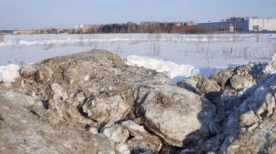 Неизвестные вывозят грязный снег в водоохранную зону озера Боярское под Томском