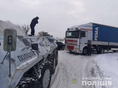 В Киев стянули БТРы для помощи автомобилям в снегу (ФОТО)