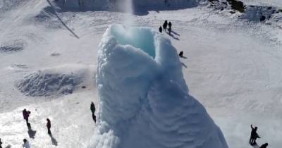 В Казахстане из-з суровой зимы сформировался редкий "ледяной вулкан"