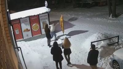 Битва с памятником чебуреку в Костроме попала на видео