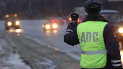 Автоинспекторы спасли мужчину от падения с моста в Татарстане — видео
