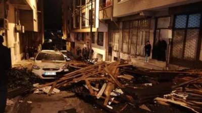 Ураган в Стамбуле сносил крыши и валил деревья