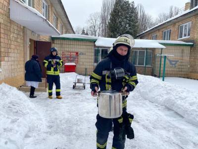 В Киеве пожарные не успели потушить огонь в детсаде, но накормили детей: фото