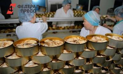 На Ямале ведущий программы «Поедем, поедим!» упаковывал рыбные консервы