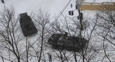 В Киеве в «бой» со снегом бросили БТРы