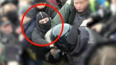 Задержан мужчина, напавший на силовика во время несанкционированной акции