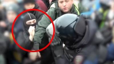 В Москве задержан мужчина, ударивший полицейского на митинге. На акции он был в балаклаве