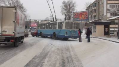 Безобидный троллейбус в Хабаровске из-за гололеда «пошел на таран»