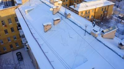 Коммунальщики Петербурга расчищают крыши города
