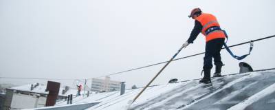 Петербургские кровельщики очистили от снега 2,6 тысячи крыш