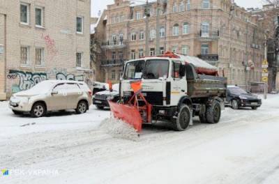 Под Киевом непогода заблокировала 1400 фур