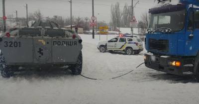 На улицы Киева вывели полицейские бронетранспортеры для борьбы со снегом (ВИДЕО)