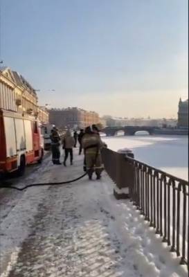В Петербурге к надписи «Навальный» на снегу стянули МЧС и полицию: лили воду из шлангов