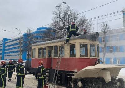В Киеве спасатели потушили горящий трамвай
