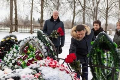 Псковский губернатор посетил могилу Виктора Степанова в Порхове