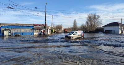 В Одессе подтопило улицы: из-за огромного "озера" на Химической застревают авто (фото, видео)