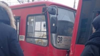 В центре Ярославля маршрутки вошли в плотный контакт, пострадал пассажир
