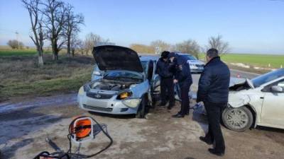 В Крыму водителя и пассажира зажало в автомобиле Lada при ДТП – фото