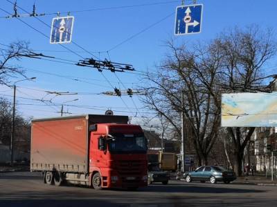 В Одессе водители грузовиков проезжают по закрытому Ивановскому мосту – в мэрии недовольны
