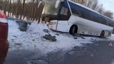 Под Ярославлем автобус, уходя от удара, снес светофор