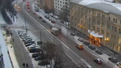 В Москве грузовик сбил двух пешеходов на "зебре". Видео