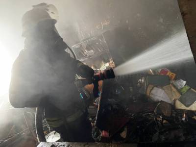 В Киеве спасатели вытащили пенсионерку из горящей квартиры: видео