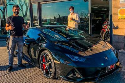 21-летний форвард «Барселоны» впервые забил за клуб и купил Lamborghini