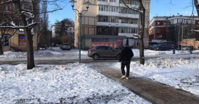 После реконструкции Рокоссовского на дорожки сквера стали выезжать автомобилисты
