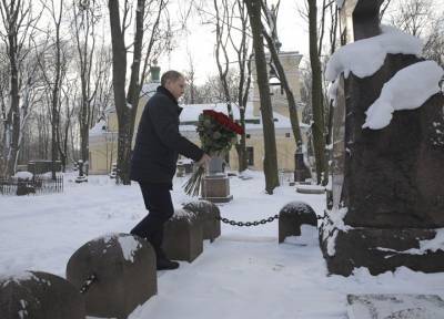 Михаил Романов поздравил ученых с Днем российской науки и возложил цветы на могиле Дмитрия Менделеева