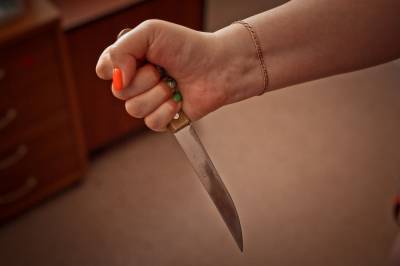 Порезавшая ножом соседа беременная россиянка попала в больницу