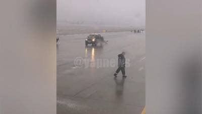 Самолет «развернуло» на скользкой ВПП в ростовском аэропорту