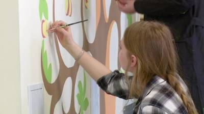 Студенты-художники расписывают детскую поликлинику в Засечном
