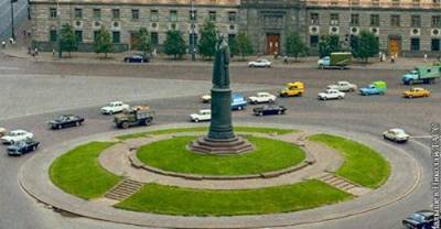 Мэрию Москвы просят вернуть памятник Дзержинскому на Лубянку