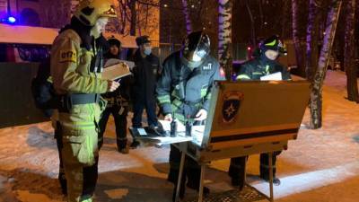 При пожаре в московской квартире погиб мужчина и пострадали четверо детей