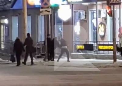 Видео: на площади Театральной произошла драка