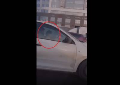 В Сети раскритиковали петербуржского водителя, посадившего маленькую девочку за руль