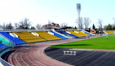 В Ужгороде накрыли поле защитной пленкой перед матчем Минай – ПФК Львов