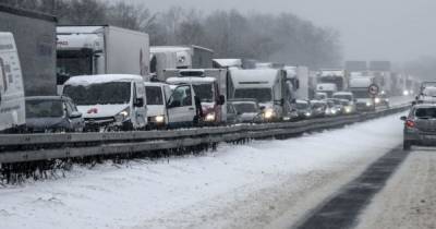 Непогода парализовала движение грузовиков на Житомирской трассе: водители прорывают путь в столицу